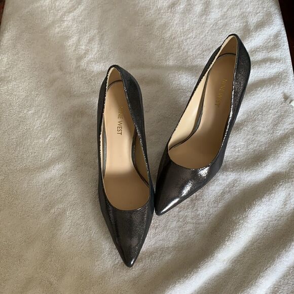 Nine West gray metallic 3 1/2” heels Pointy toe Size 9 W - Picture 2 of 7